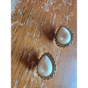 Vintage Faux Pearl Gold Tone Pierced Stud Post Earrings Tear Drop Shaped